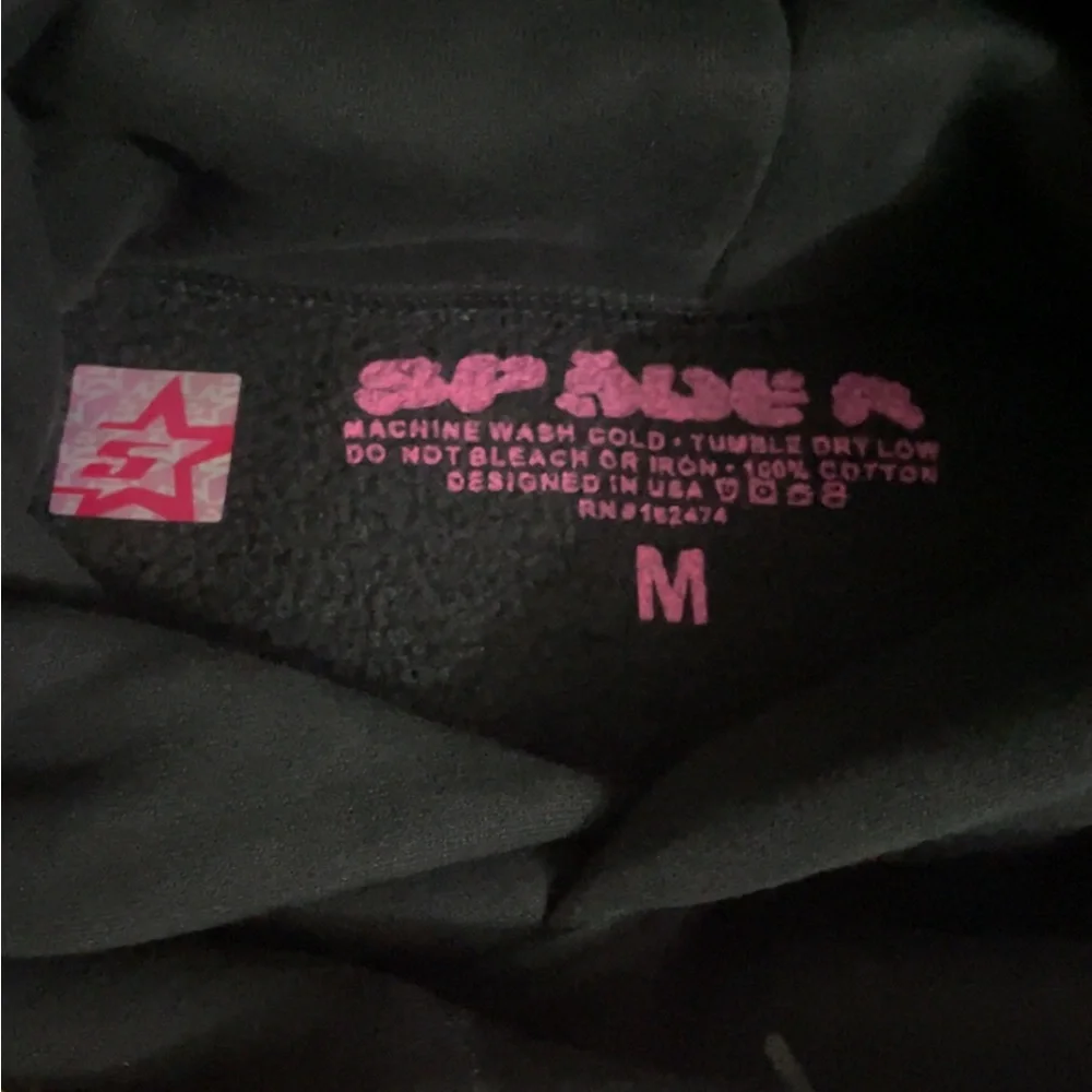 I’m selling this large sp5der pink hoodie it is black and pink - Picture 5 of 5